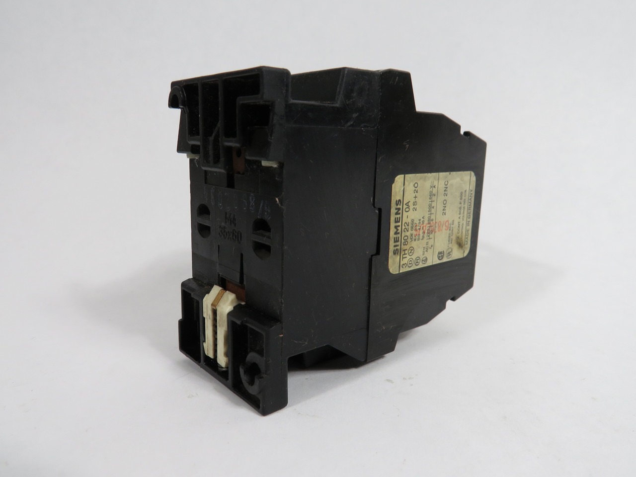 Siemens 3TH8022-0A Contactor 575V 50/60Hz 2NO 2NC USED