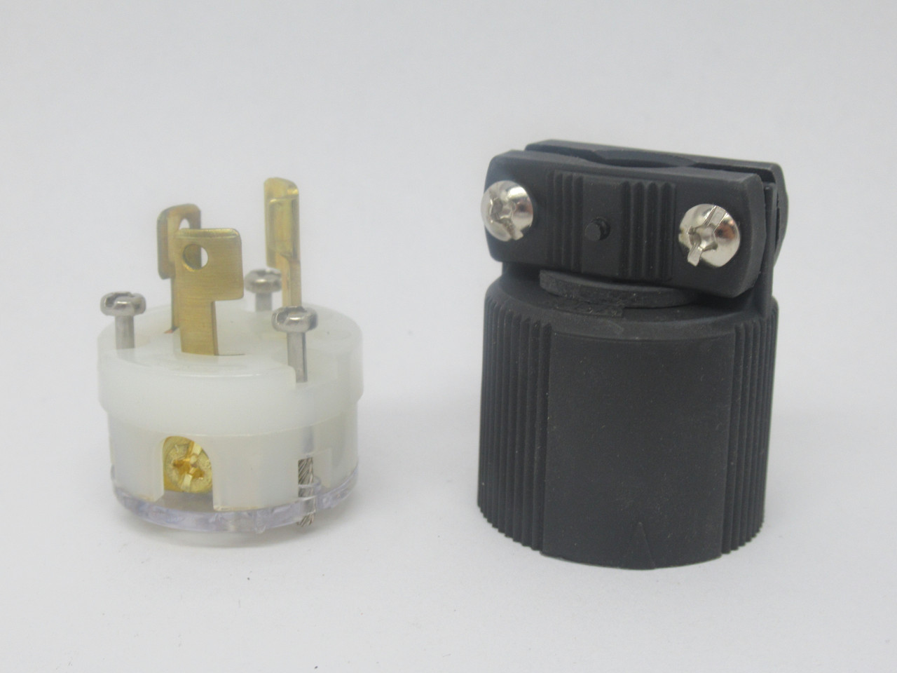 Eaton Arrowhart CWL515P Hartlock Safety Grip Plug 15A 125V 2P 3W NEW