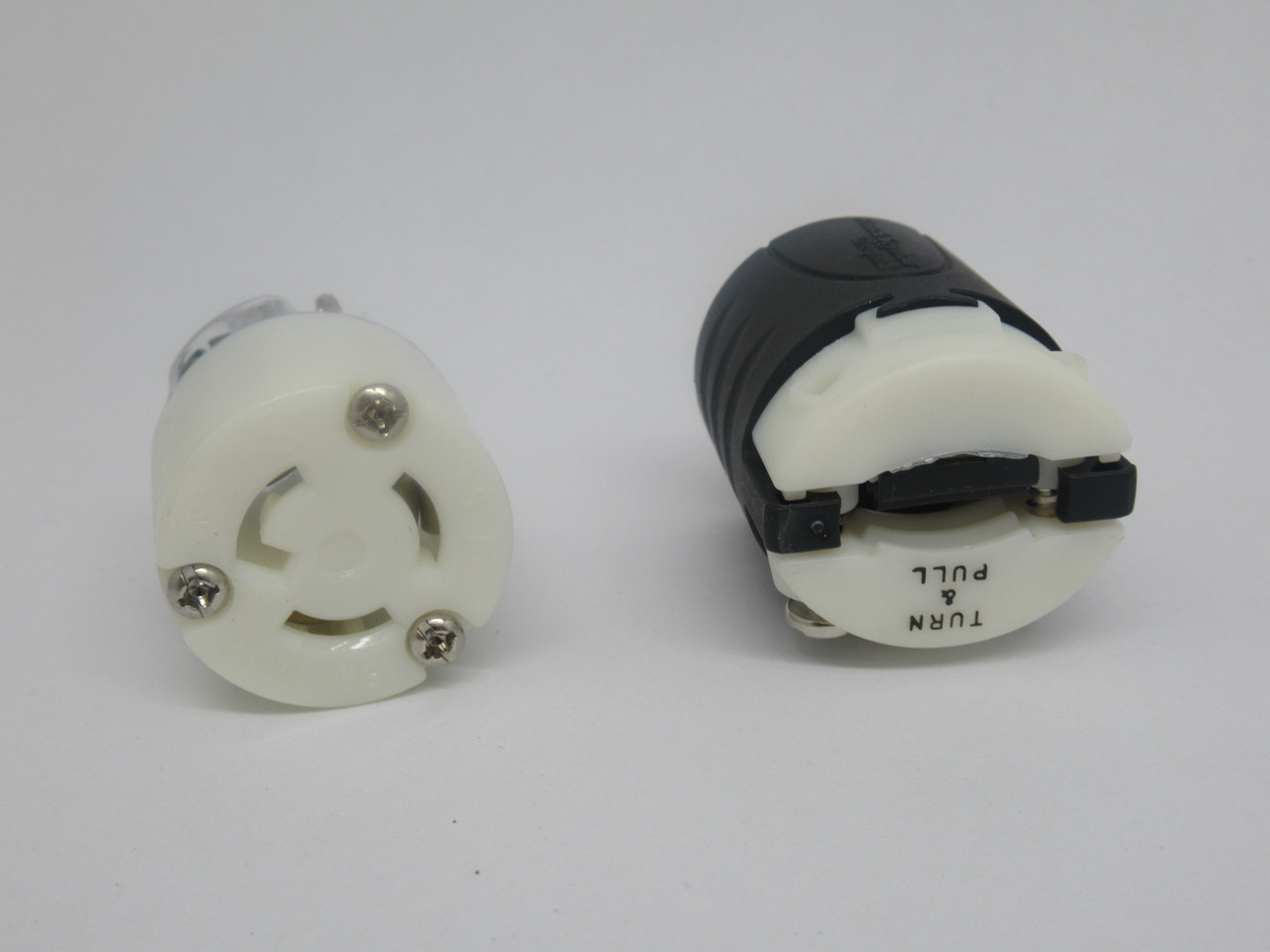 Pass & Seymour Legrand PSL515-C Turnlok Connector 15A 125V 2P 3W DAMAGED BOX NEW