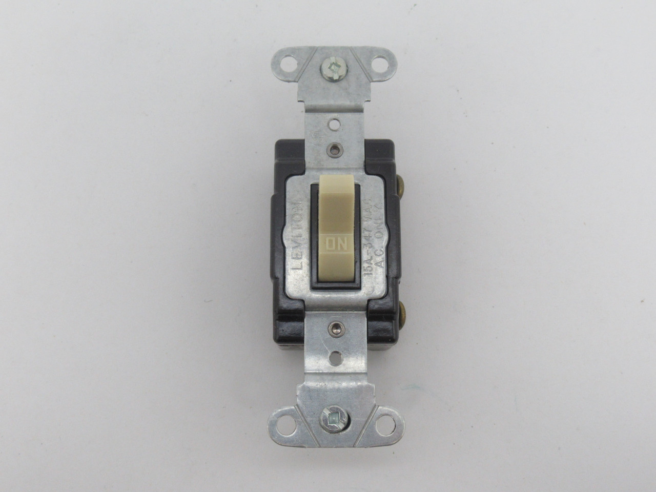 Leviton 18201-I Ivory Single Pole Toggle Switch 15A 347V *DAMAGED BOX* NEW