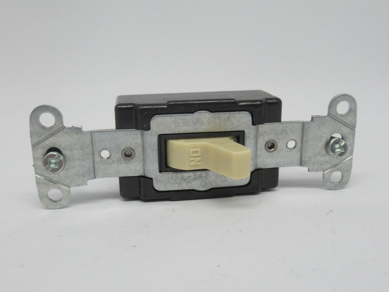 Leviton 18201-I Ivory Single Pole Toggle Switch 15A 347V *DAMAGED BOX* NEW