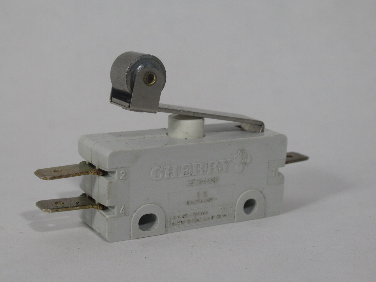 Cherry E11-50K Miniature Snap Action Limit Switch 16(4,5)A@250V USED