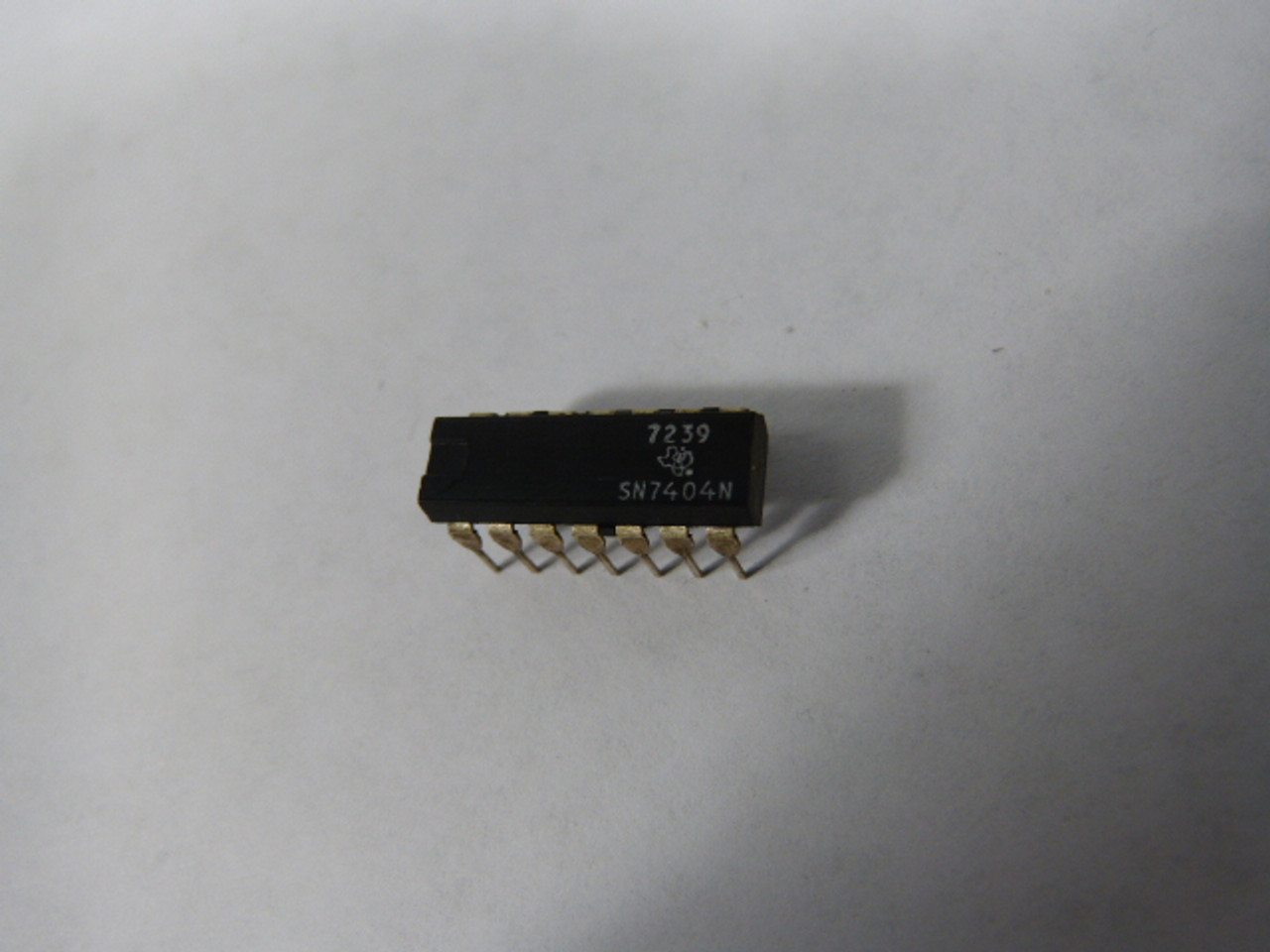 Texas Instruments SN7404N Plastic Dipped 14 Pin Integrated Circuit USED