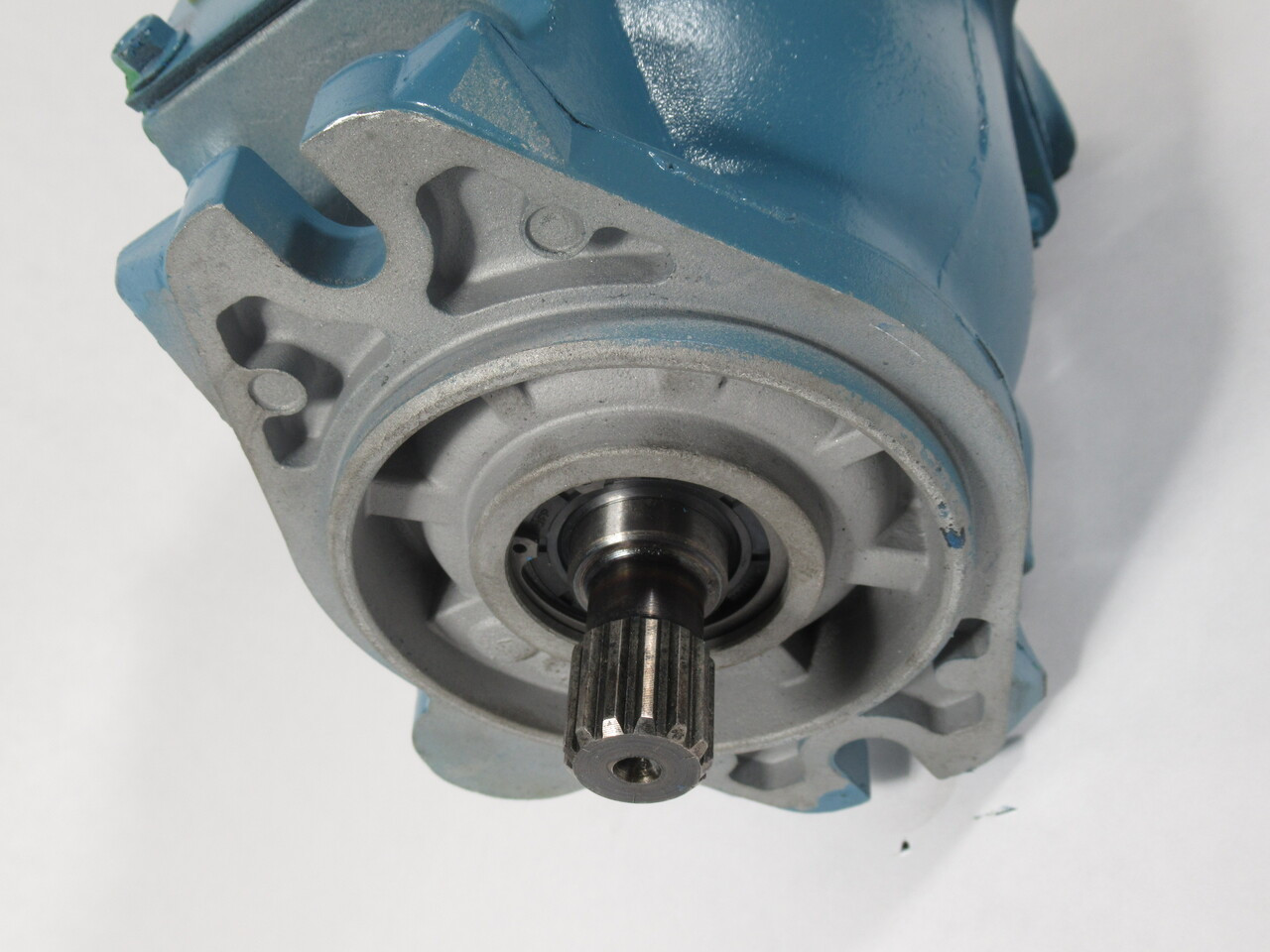 Vickers PVE19LWQ1830930C10 Compensated Variable Displacement Piston Pump USED