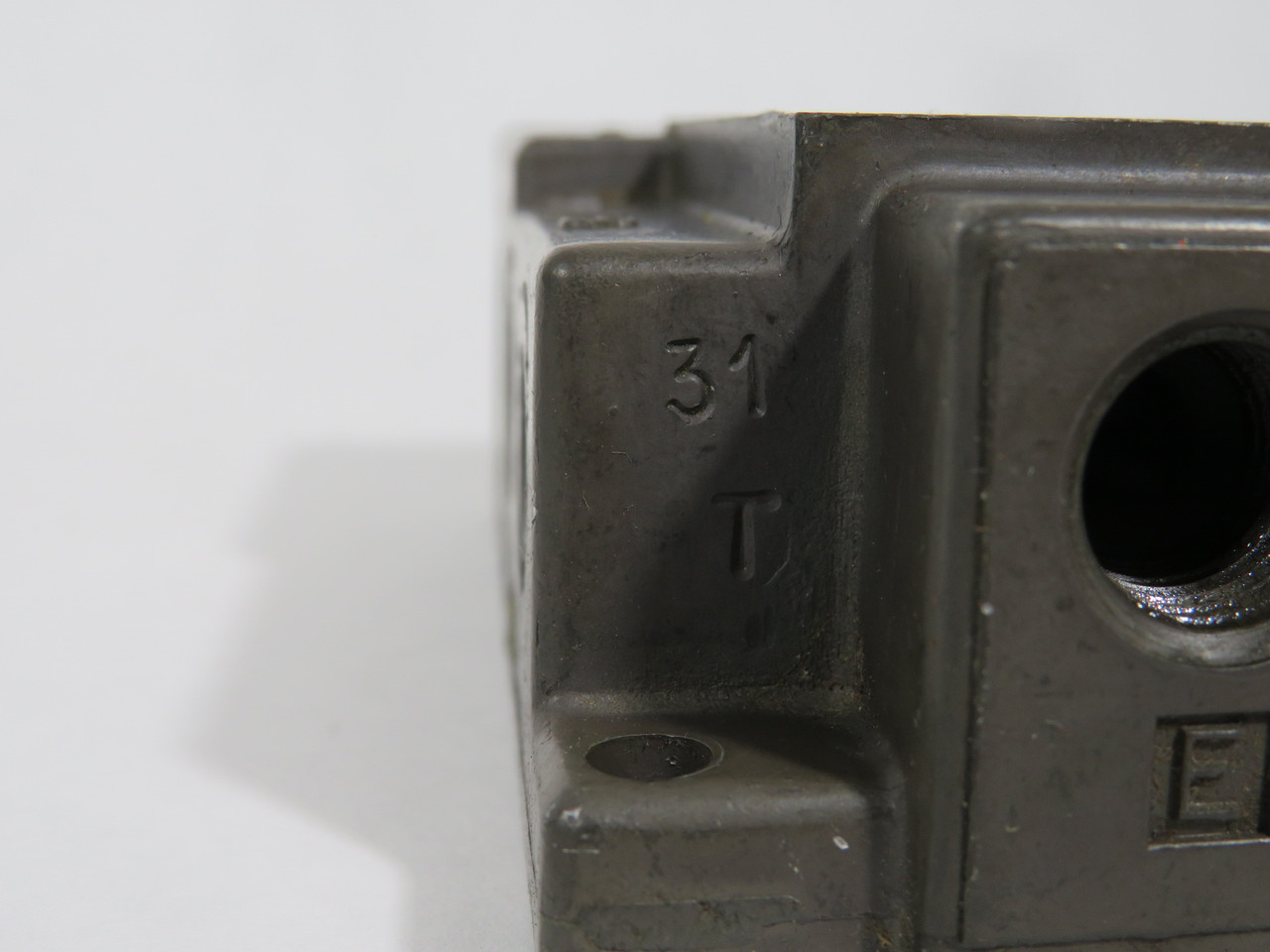 Numatics 203-437 Solenoid Valve Manifold Base 1/8" NPT Standard Plug USED