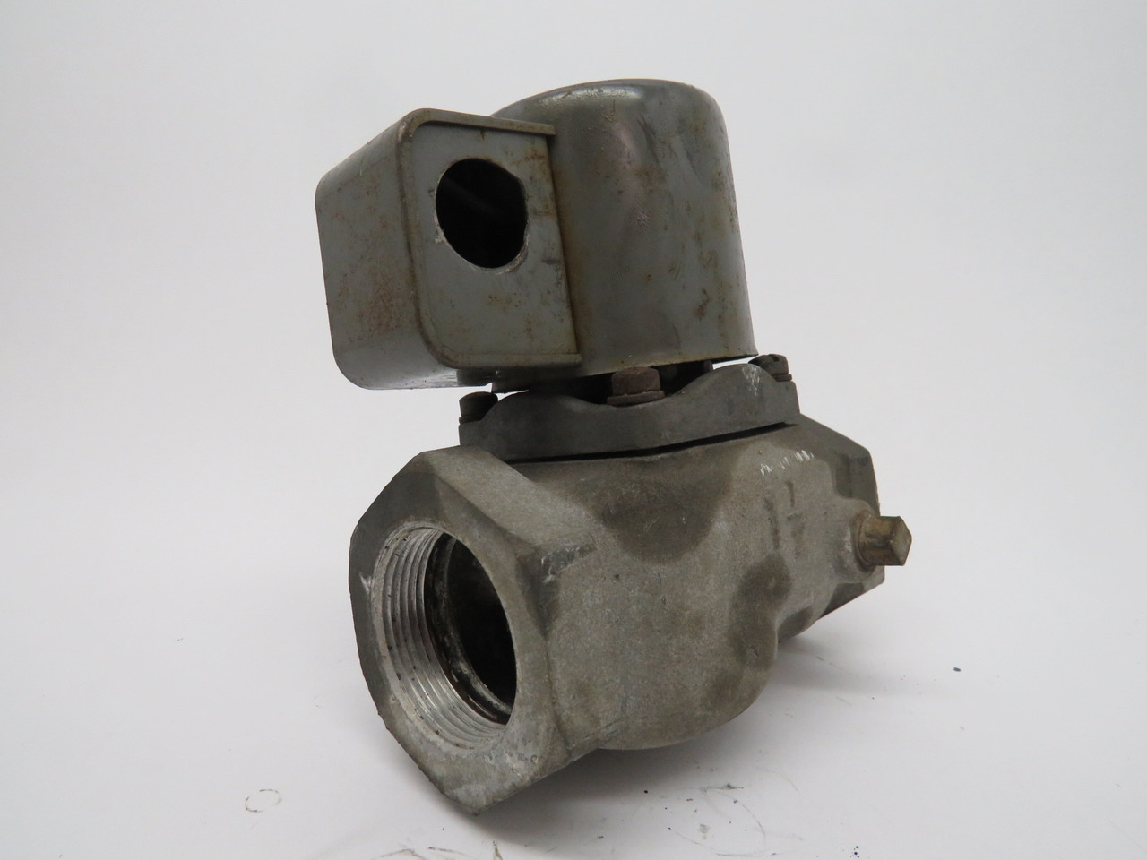 Honeywell V4036A-1050 Solenoid Valve 1-1/2"NPT 120V .20A 1.0 PSI USED