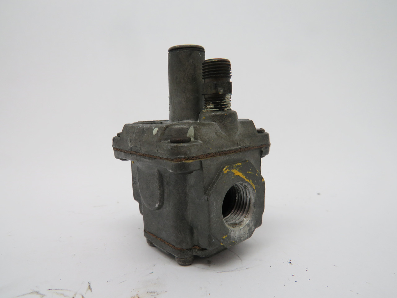 Maxitrol R400S Gas Regulator 1/2"NPT 1/2PSIG USED