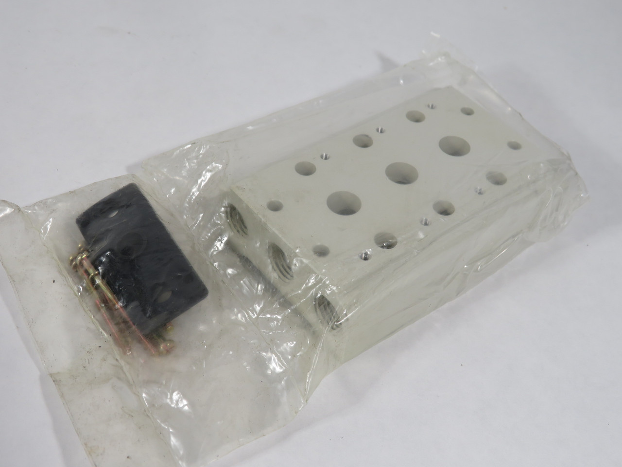 AirTac 200M-3FT Solenoid Valve Manifold 3-Station 1/4" NPT DAMAGED BOX NEW