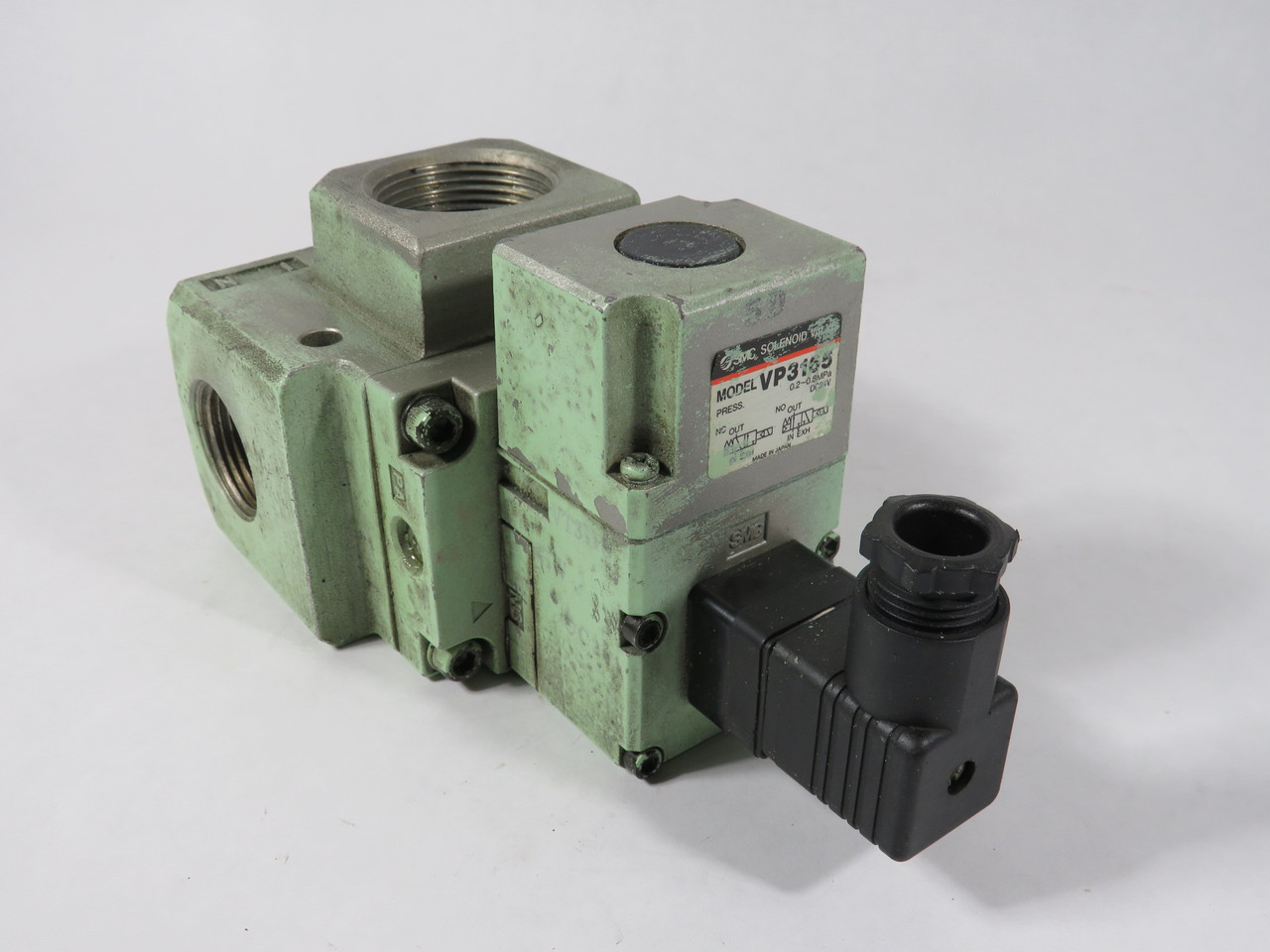 SMC VP3165-105 3-Port Solenoid Valve 24VDC 1" NPT 0.2-0.8MPa PAINTED USED