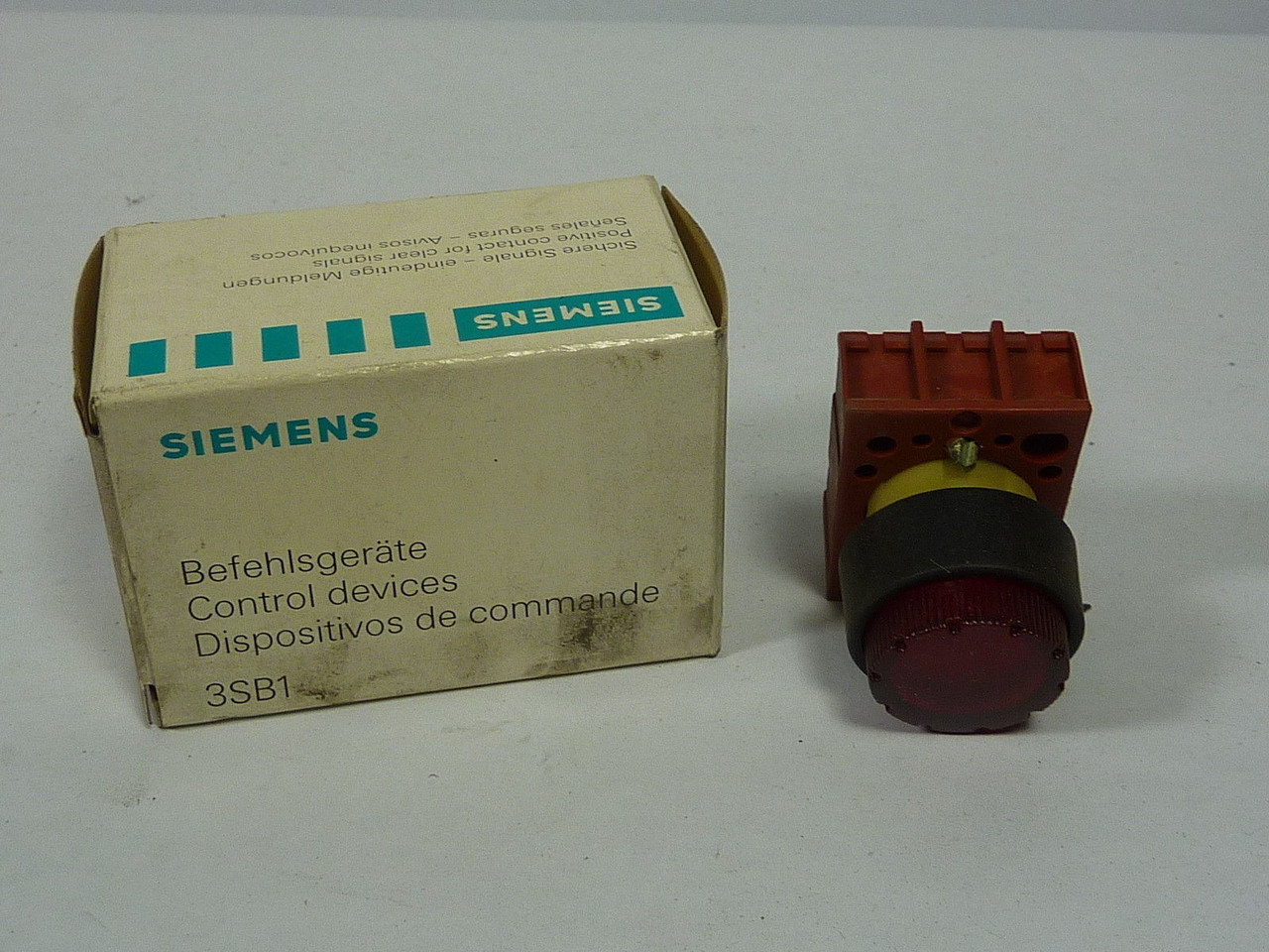 Siemens 3SB1218-0QC01 Pushbutton Operator 22mm ! NEW !