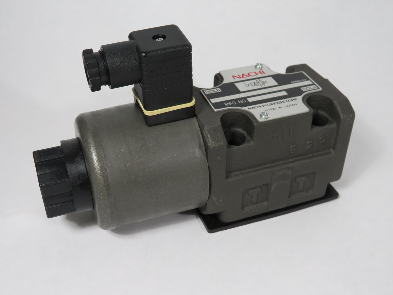 Nachi SA-G03-A3X-D2-E21 4/3-Way Directional Control Valve 24VDC NOP