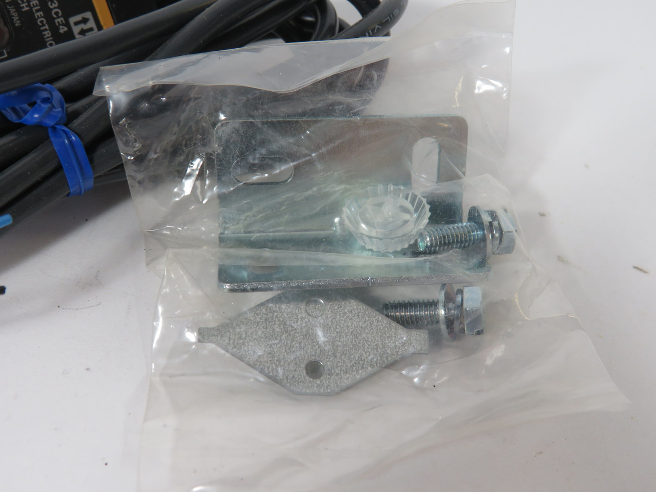 Omron E3S-X3CE4 Photoelectric Switch Amplifier 12-24VDC 50mA Dirt/Shelf Wear NEW