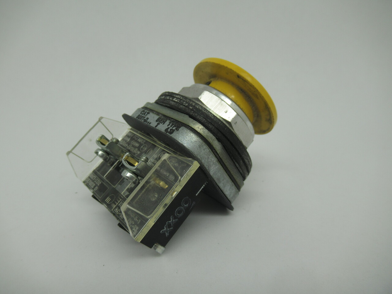 Allen-Bradley 800T-D9D2 Momentary Pushbutton Mushroom Head 1NC Yellow Ser T USED