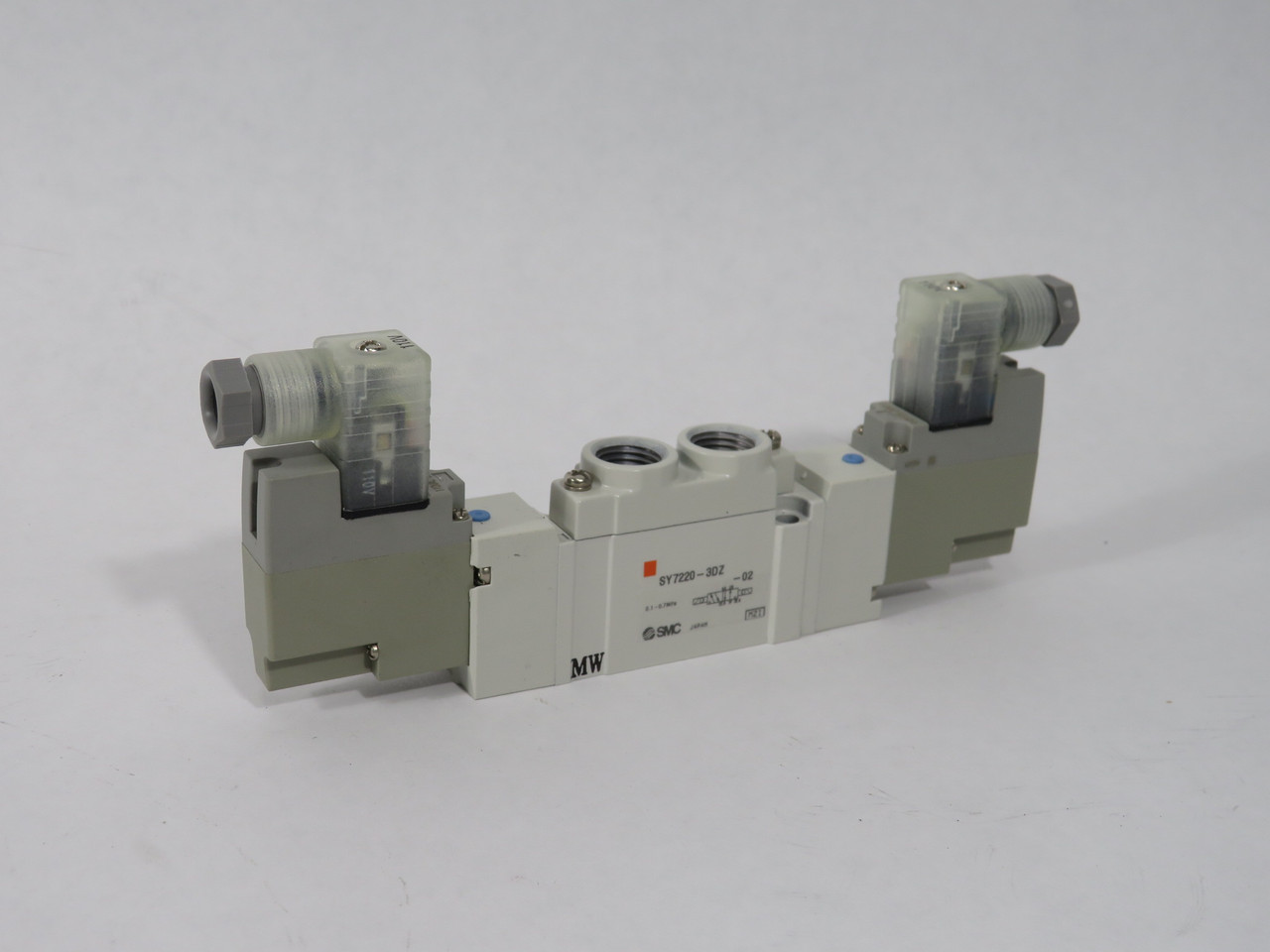 SMC SY7220-3DZ-02 Double Solenoid Valve 110V 50/60Hz 0.1-0.7MPa NWB