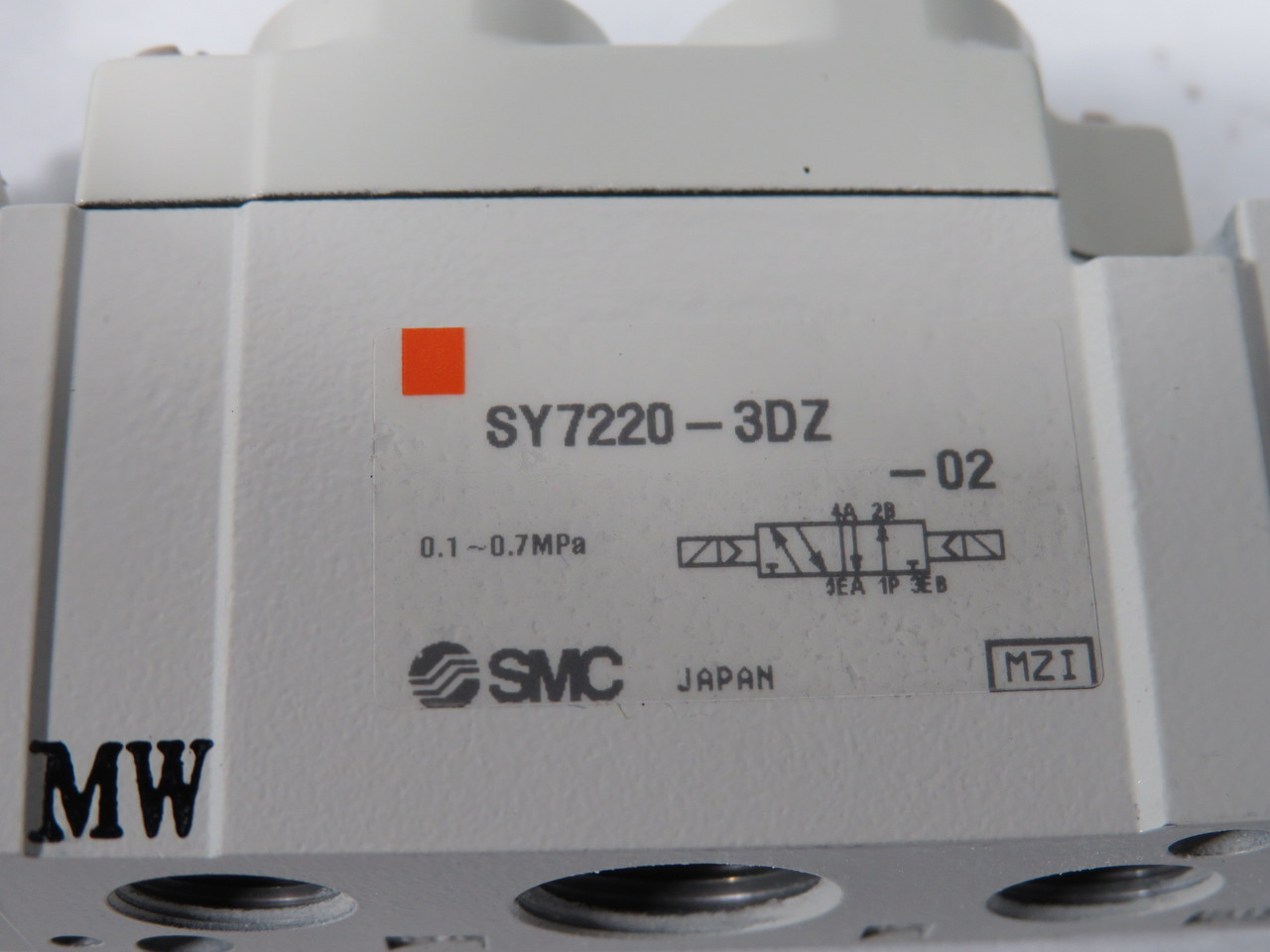 SMC SY7220-3DZ-02 Double Solenoid Valve 110V 50/60Hz 0.1-0.7MPa NWB