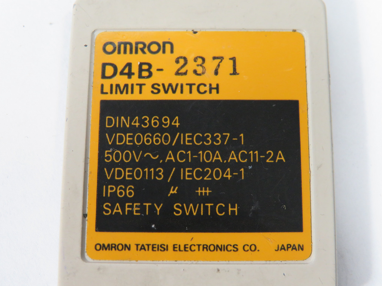 Omron D4B-2371 Safety Limit Switch 500V 10A 2A C/W Roller Plunger SHELF WEAR NOP