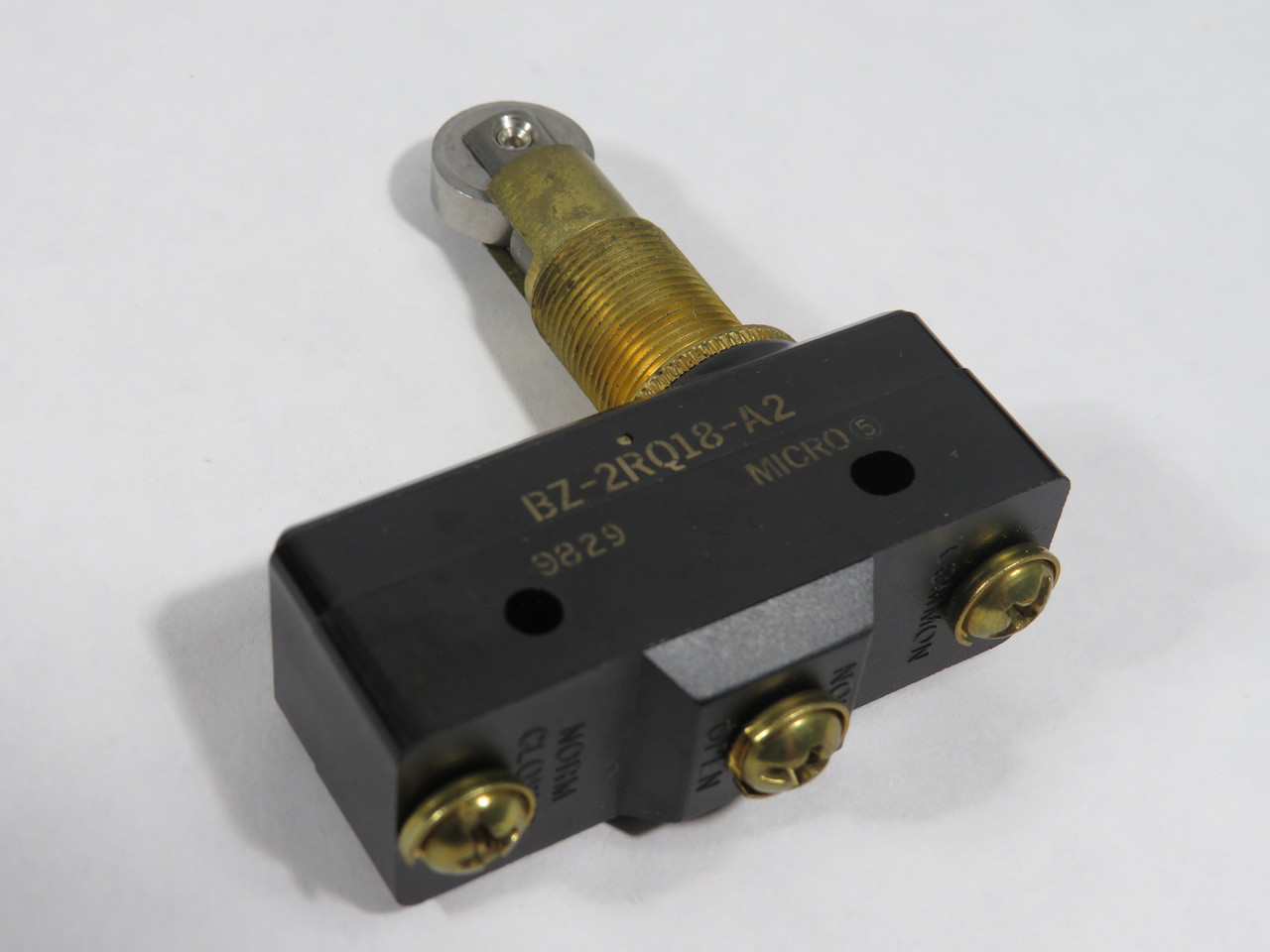 Microswitch BZ-2RQ18-A2 Roller Plunger Limit Switch MISSING NUTS NOP