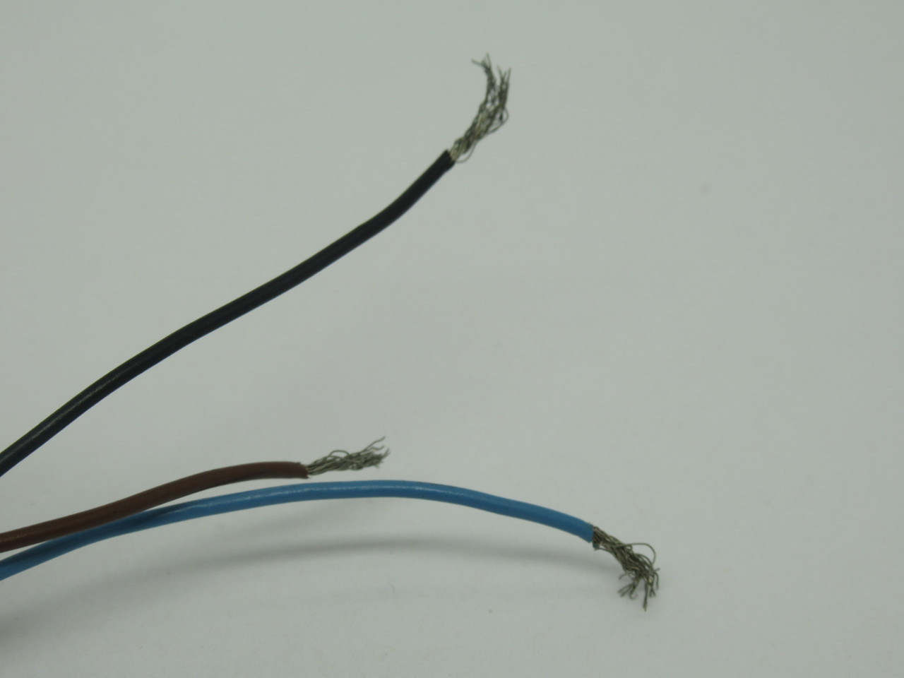 Hubbell MCMS1312 Female Straight Plug Cable 3-Pole 2m *Cut to 1.5m* USED