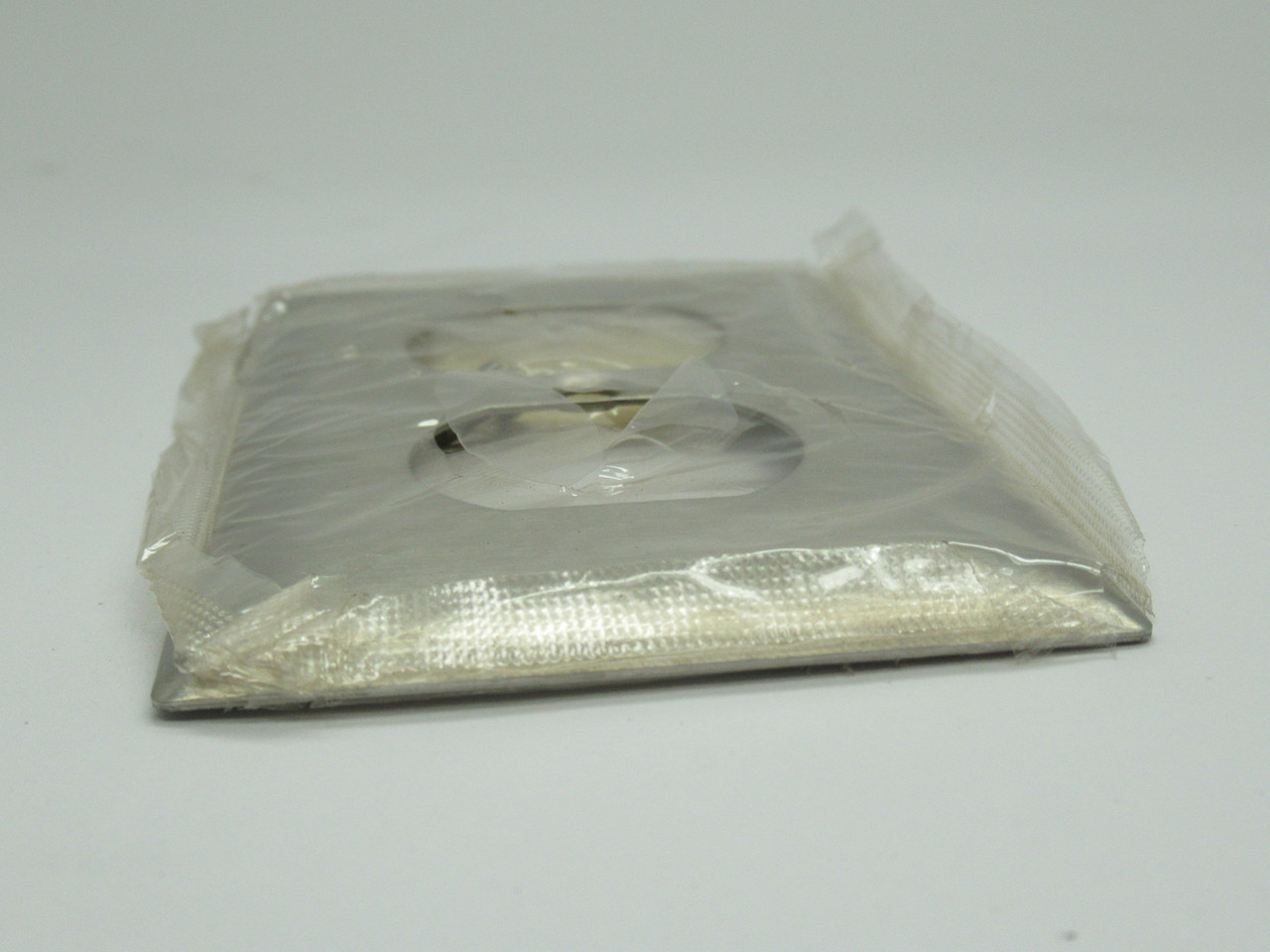 Hubbell S8 Duplex Receptacle Wall Plate 1 Gang RIPPED BAG NWB