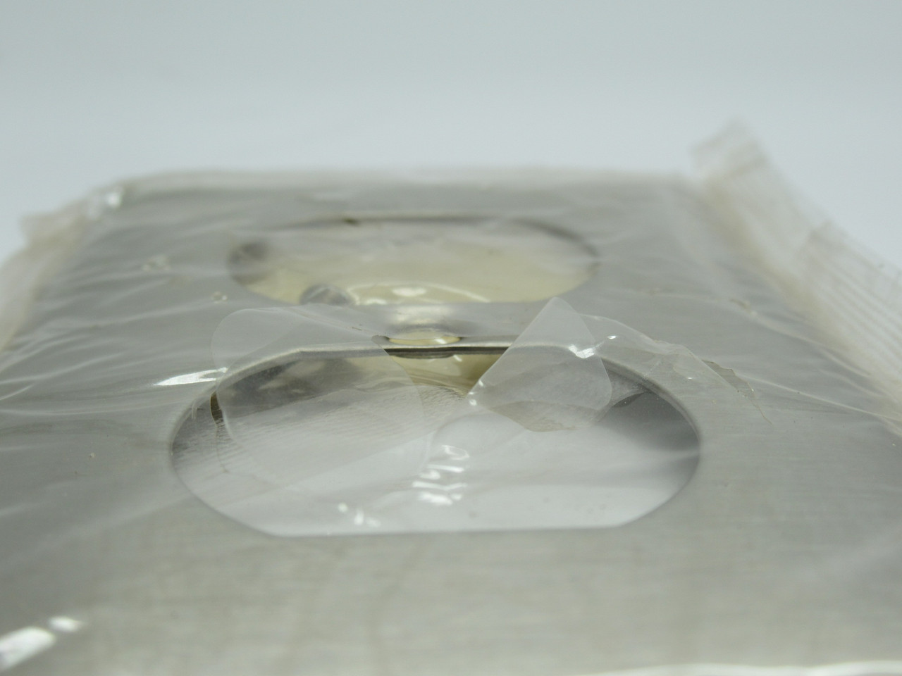 Hubbell S8 Duplex Receptacle Wall Plate 1 Gang RIPPED BAG NWB