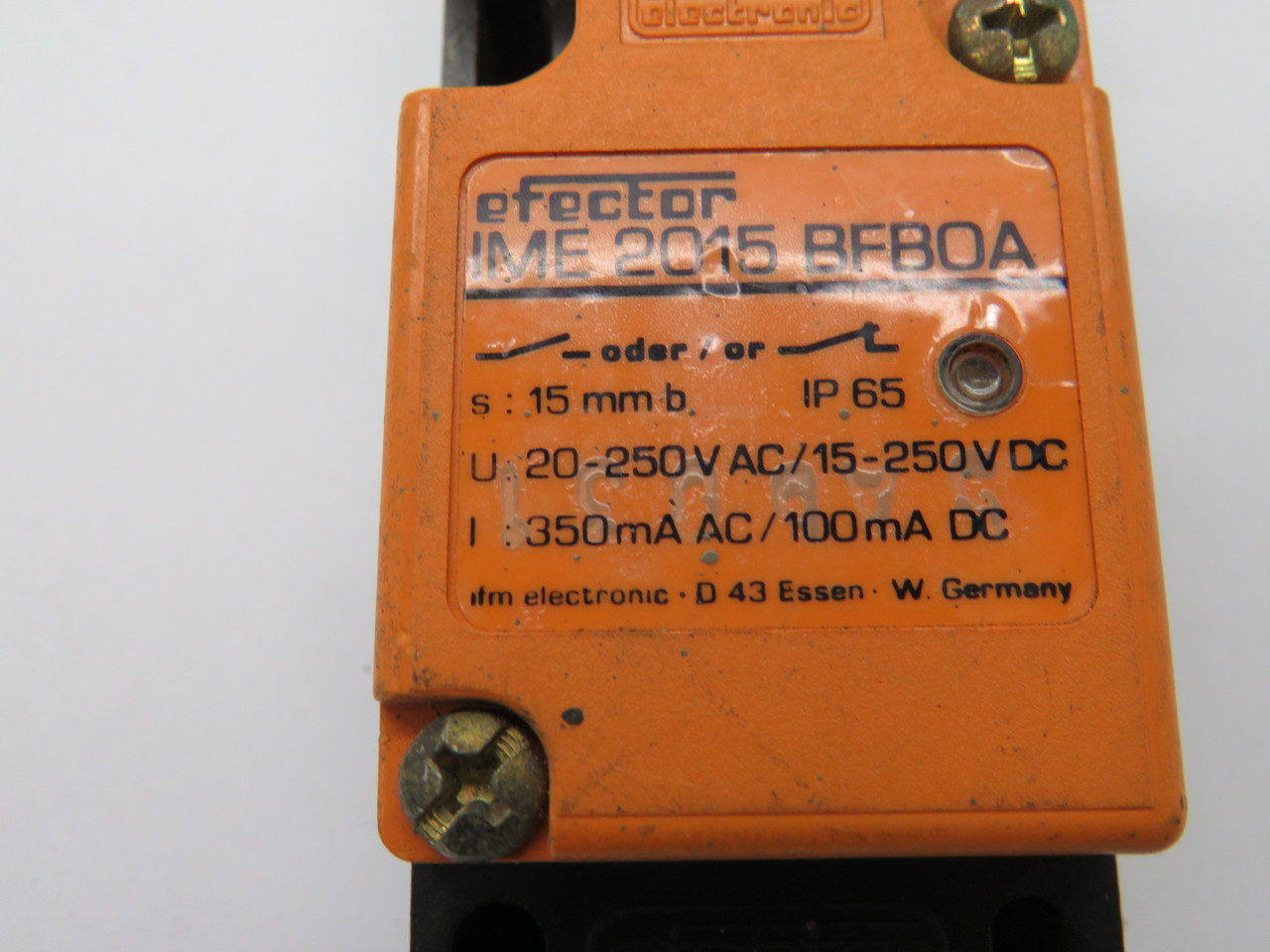 Efector IME2015BFBOA IM0011 Proximity Switch 20-250VAC 15mm COSMETIC WEAR USED