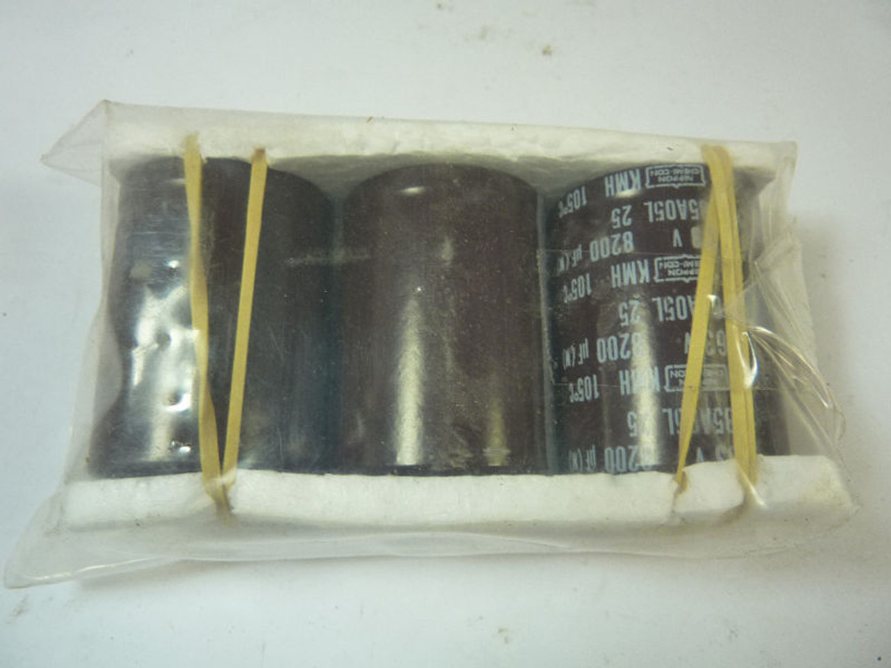 United Chemi-Con EKMH630VSN822MA45T Capacitor 63V ! NEW !