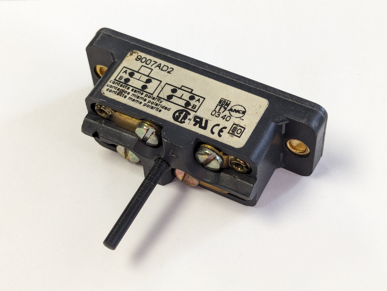 Square D 9007-AD2 Maintained Snap Switch NC/NO 600VAC 5/8A USED