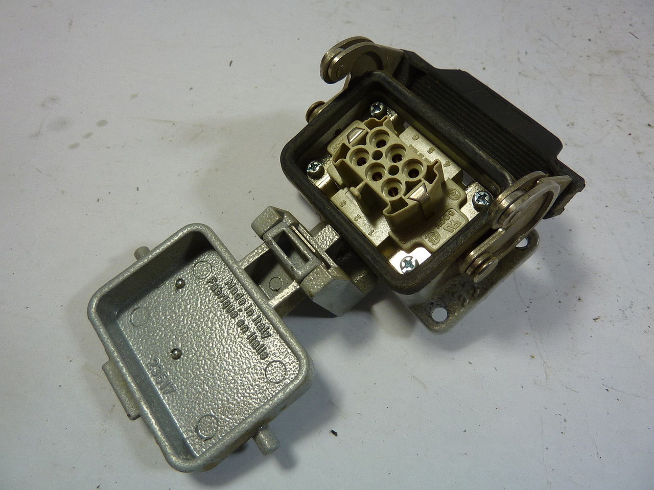 T&B 76.320.2528 Receptacle 15 Amp 400V USED