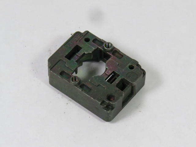 Allen-Bradley 800E-A2L Mounting Latch Black USED