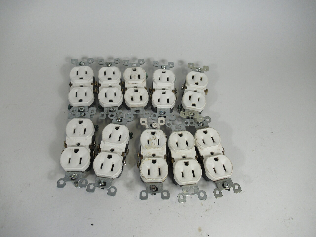 Leviton 5320-WCP White Duplex Receptacle 15A 125V 3W 2P Lot of 12 USED