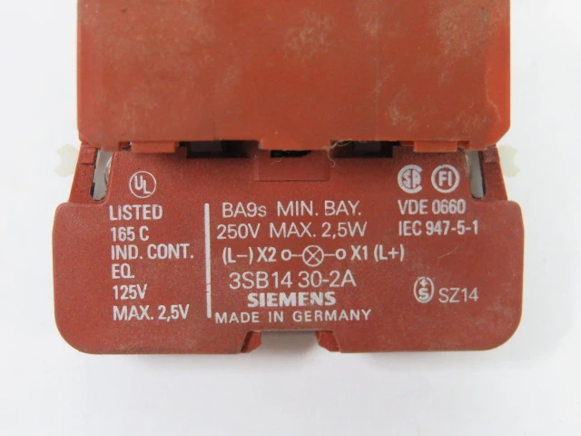 Siemens 3SB1452-6AA20 Pilot Light 250V 1NC Red Lens USED
