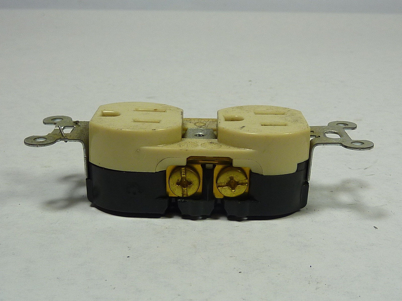 Hubbell 5252I Duplex Receptacle Ivory 15A 125V USED