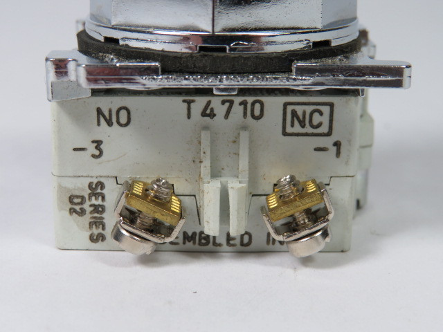 Cutler-Hammer 10250T102-1 Ser D2 Push Button 1NO 1NC Flush Red Head USED