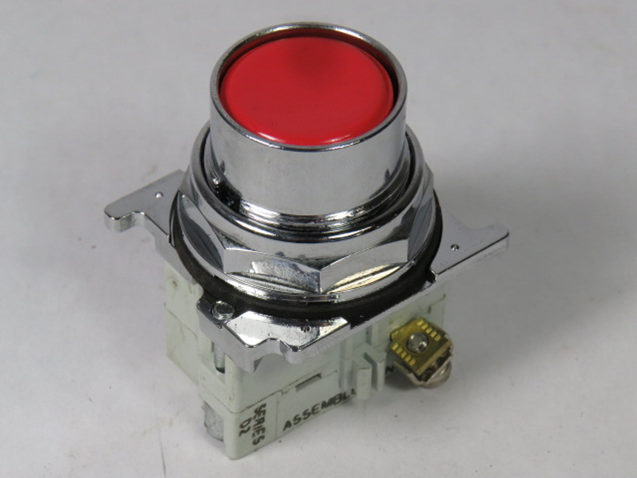 Eaton 10250T102-51 Ser D2 Push Button 1NC Flush Red Head USED