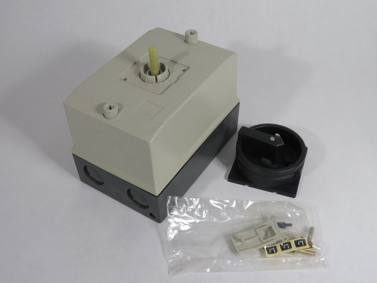 Klockner-Moeller T3-4-8344/I/SVB-SW Main Switch + Housing 8P 32A BOX DAMAGE NEW