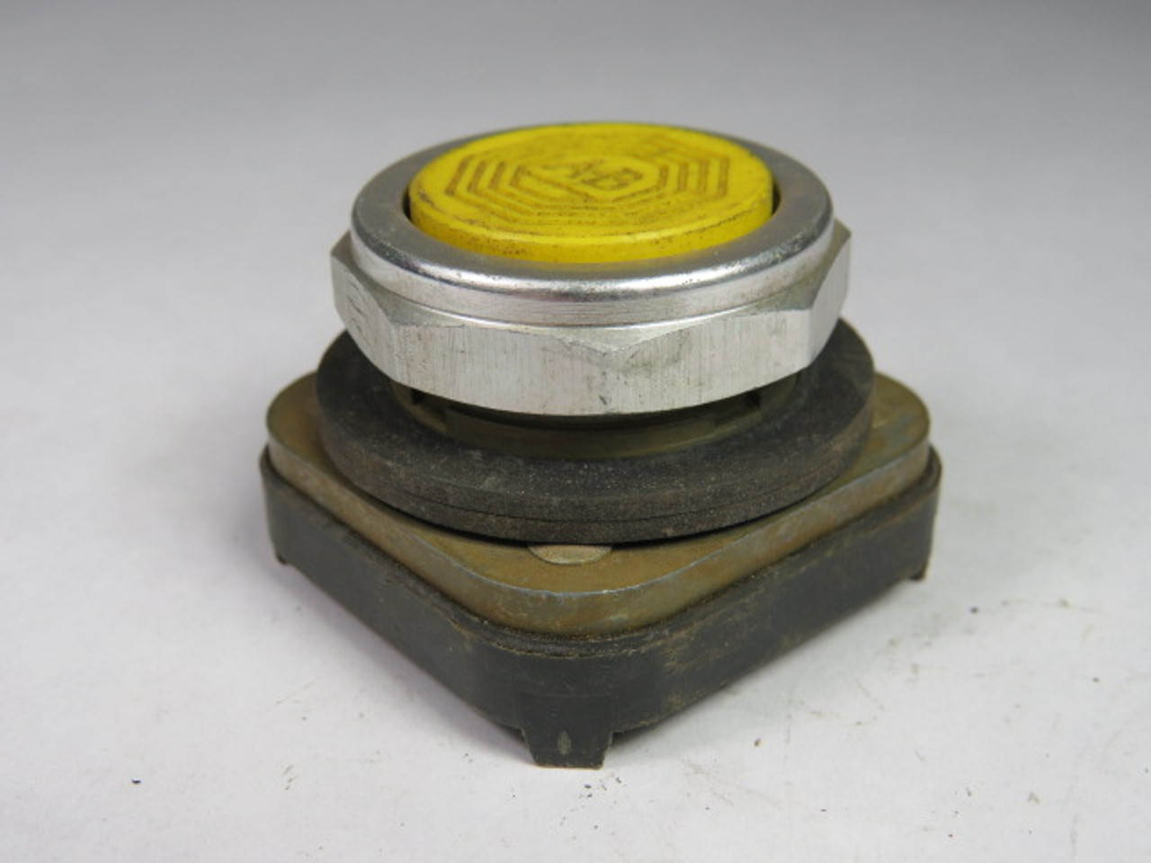 Allen-Bradley 800T-A9 Push Button Yellow Flush Head No Contacts USED