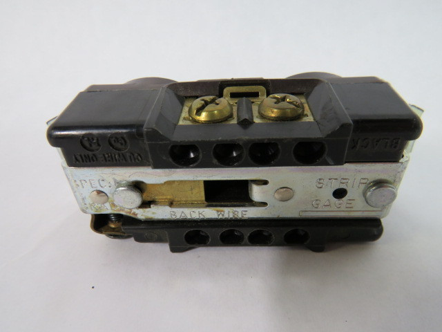 Arrow Hart 5262 Brown Duplex Receptacle 15A 125V 3W 2P USED
