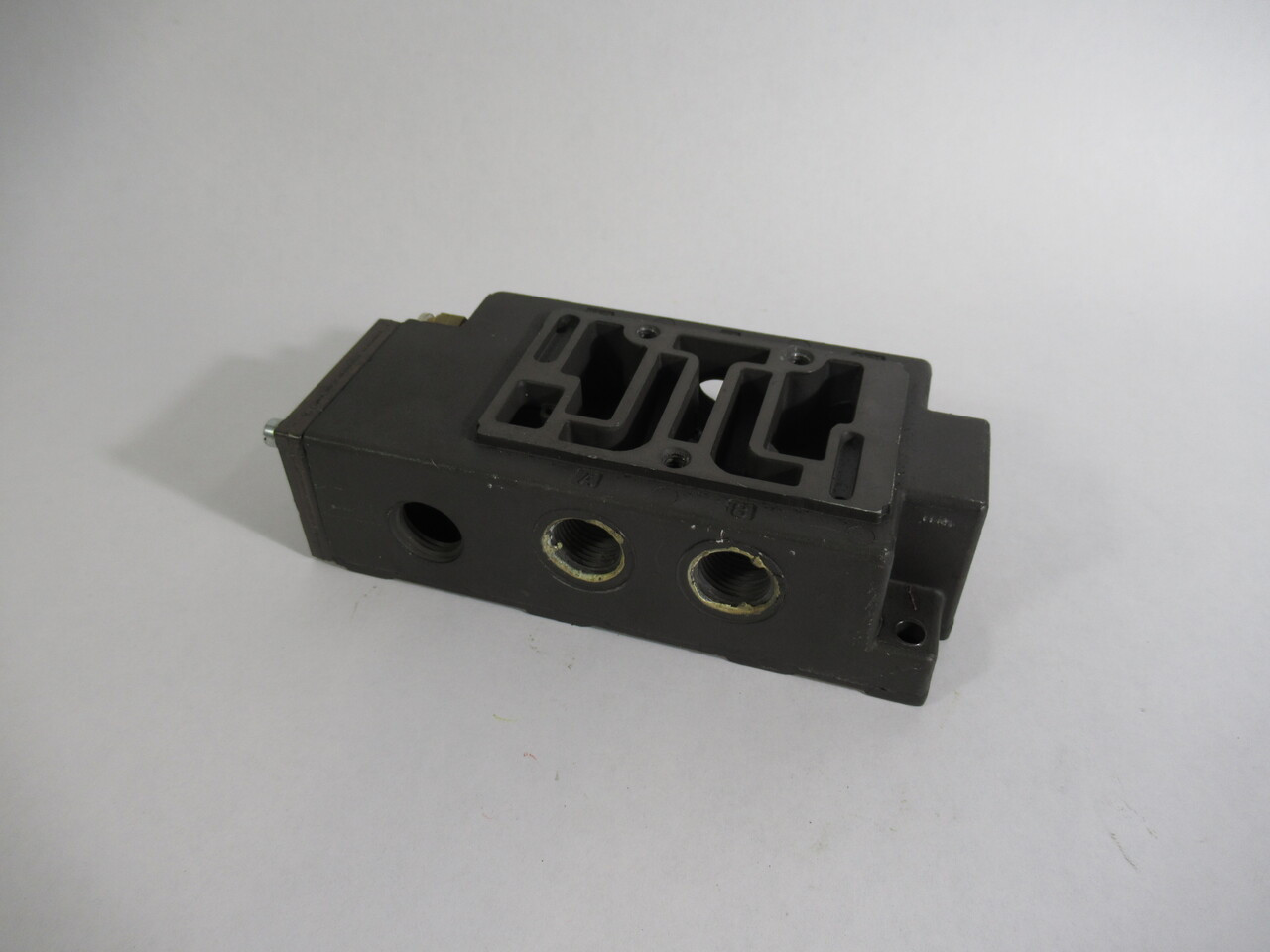 Numatics 203-433 Solenoid Valve Base Mark 8 Size 31 Base Only USED