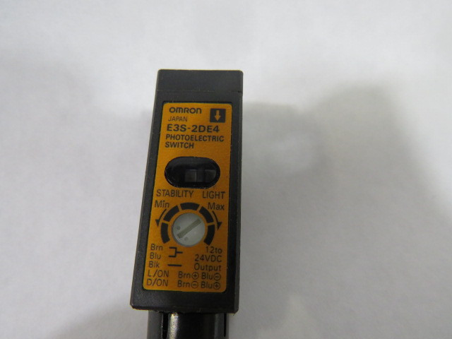 Omron E3S-2DE4 Photoelectric Switch 12-24VDC 50mA 2m Range USED