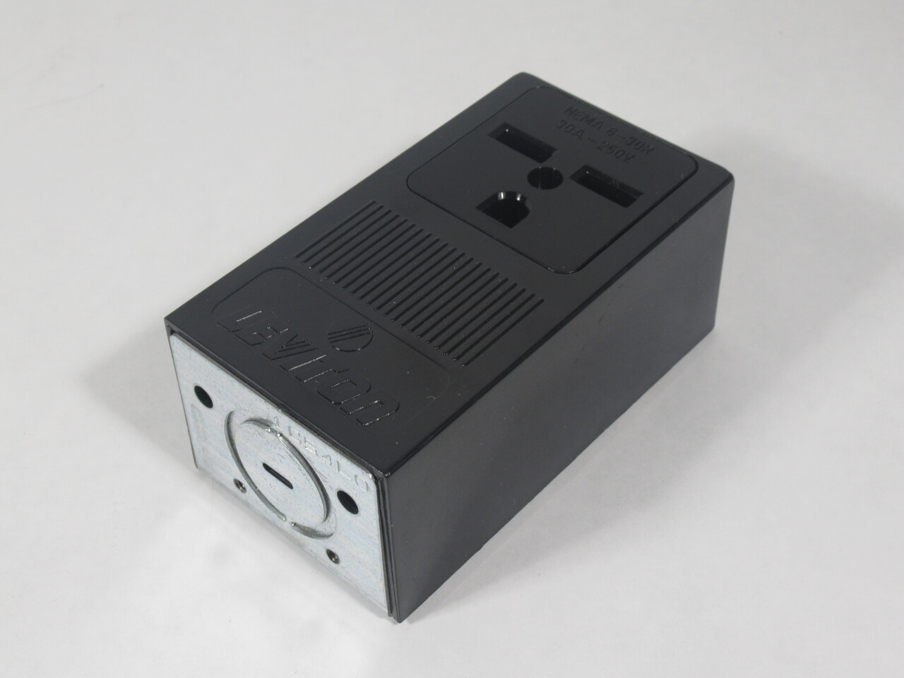 Leviton 5376 Grounding Surface Mount Receptacle 30A 250V 3W 2P BOX DAMAGE NEW