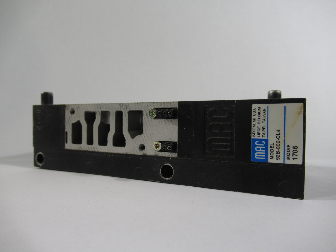 MAC 92B-000-CL4 Manifold Base 3/8" NPT Ports USED