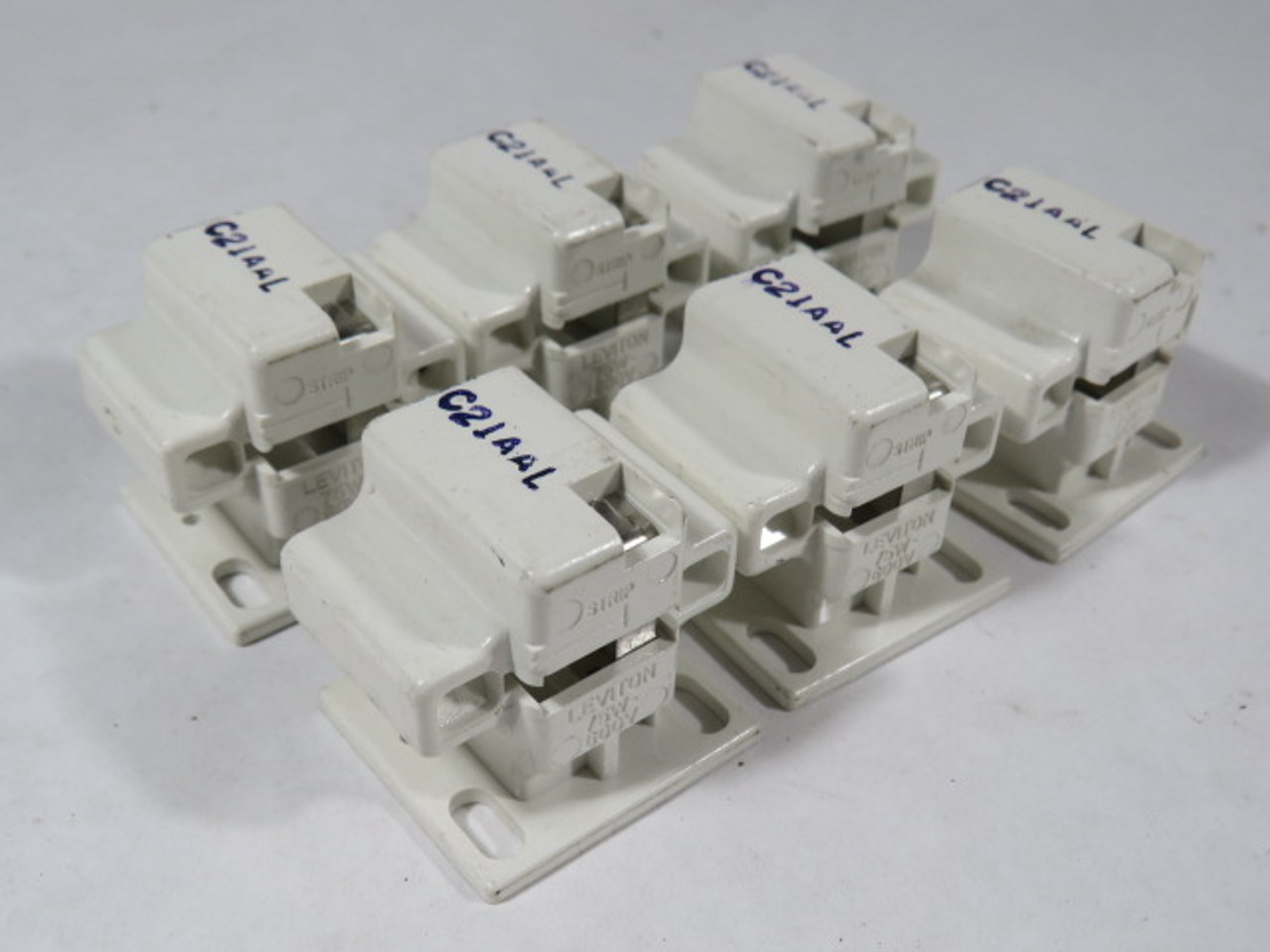 Leviton 26720-200 Compact Fluorescent Lampholder 75W 600V Lot of 6 USED