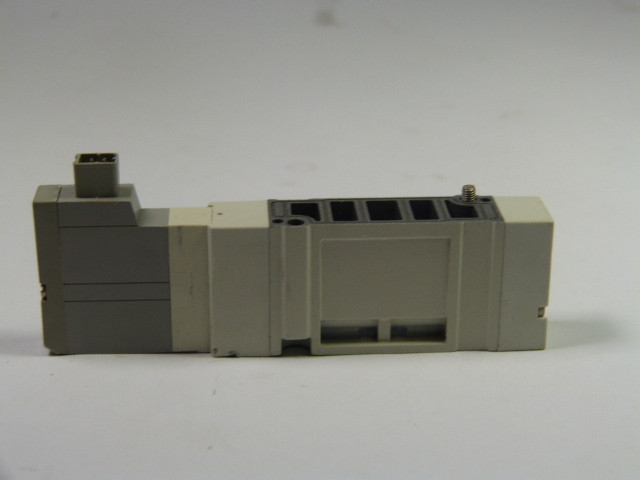 SMC SV2200-5FU Solenoid Valve Double Plug In USED