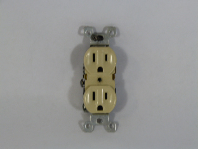 Leviton W5320-SI Weather/Tamper Resistant Duplex Receptacle 125V 15A USED