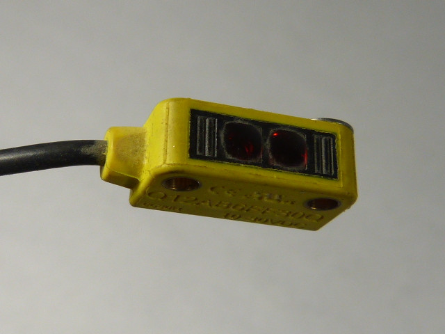 Banner Q12AB6FF30Q Fixed-Field Prox. Sensor 10-30VDC 30mm W/ 4Pin Connector USED
