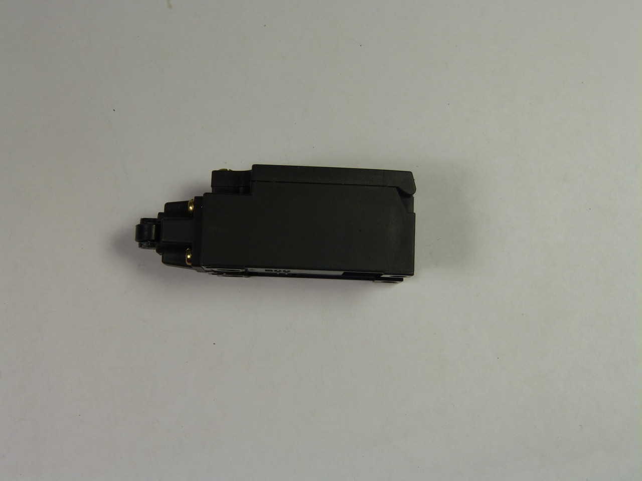 Omron D4D-3A32N Limit Switch 2Amp 400V USED