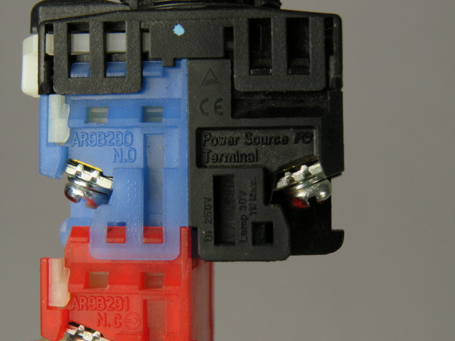 Fuji Electric AR22V0L-11E3R Push Button Twist-to-Release 30V 1W 1NO 1NC USED