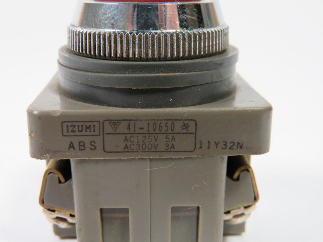 Izumi ABN111R Push Button 125VAC 5A 1NO 1NC Red Flush USED