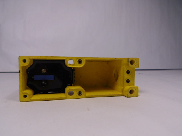 Banner 2L-1 Scanner Block Multi-Bean 105-130 VAC 5 Amp 30 VDC USED