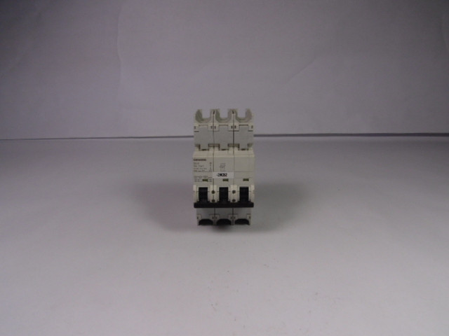 Siemens 5SJ4318-7HG41 Circuit Breaker 15Amp 3Pole USED